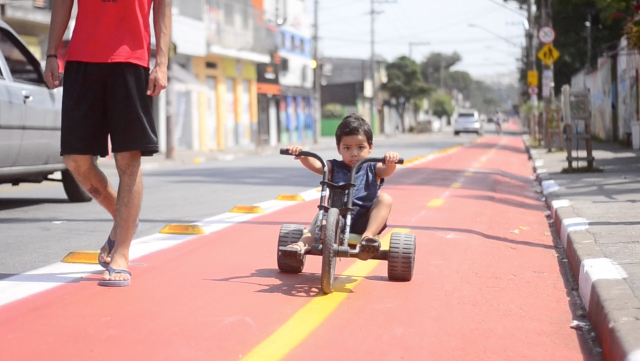 Bernardo, de 3 anos, pedala na ciclovia recém-inaugurada no Jardim Helena.