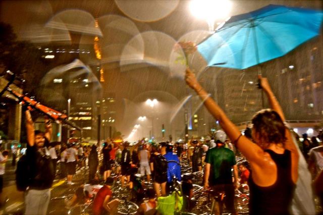 No dia 02/03 sob forte chuva, ciclistas fazem homenagem a Julie Dias. Foto: Rachel Schein
